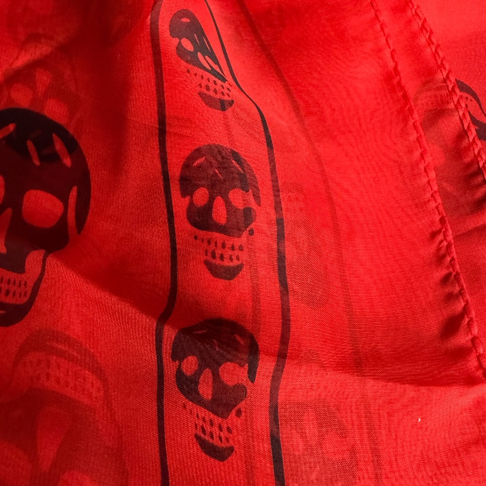 Alexander McQueen Red and Black Skull Print Silk Scarf - Picture 8 of 14